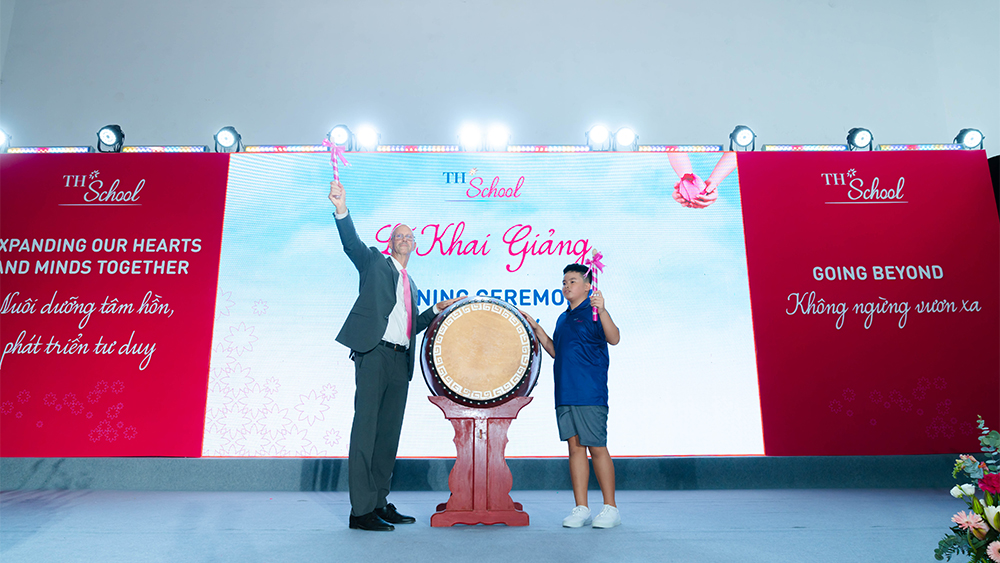 Tổng Hiệu trưởng TH School, thầy Tom Pado, và Liên đội trưởng Nguyễn Thái Minh Khôi cùng nổi trống khai trường chào mừng năm học mới.