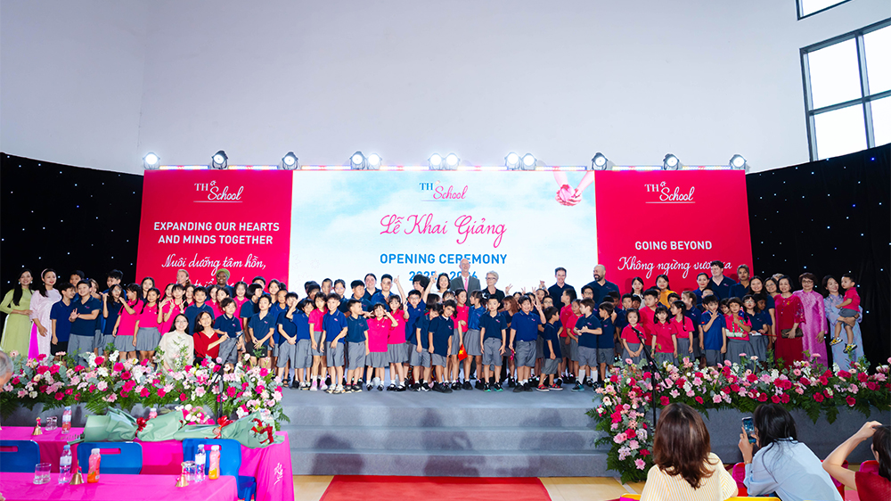 Khép lại lễ khai giảng, cộng đồng TH School cùng cất vang bài hát truyền thống, sẵn sàng bước vào một năm học mới với tinh thần “Không ngừng vươn xa” tại ngôi trường màu hồng.