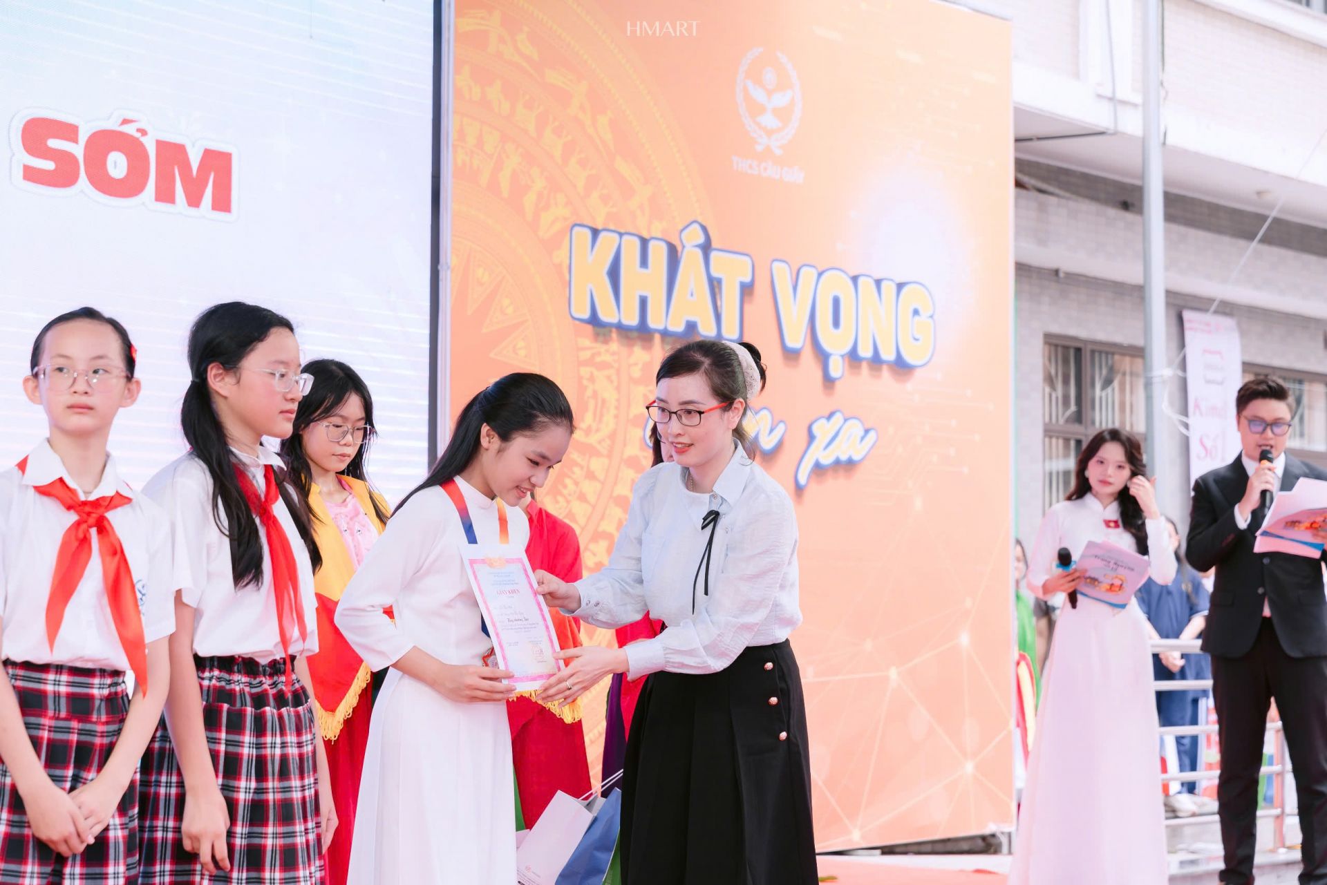 Thạc sĩ Phạm Thị Vân - Giám đốc Công ty Truyền thông Văn hoá - Giáo dục Trạng nguyên - Phó Trưởng Ban Tổ chức trao giải cho các thí sinh. Thạc sĩ Phạm Thị Vân - Giám đốc Công ty Truyền thông Văn hoá - Giáo dục Trạng nguyên - Phó Trưởng Ban Tổ chức trao giải cho các thí sinh.