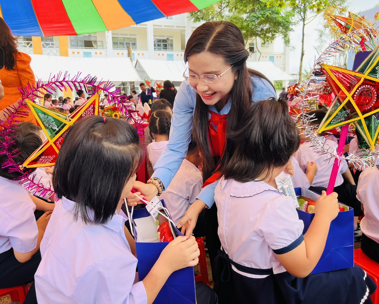 Chị Nguyễn Phạm Duy Trang - Bí thư T.Ư Đoàn - Chủ tịch Hội đồng Đội T.Ư trao quà Trung thu cho thiếu nhi tại Gia Lai năm 2024 Chị Nguyễn Phạm Duy Trang - Bí thư T.Ư Đoàn - Chủ tịch Hội đồng Đội T.Ư trao quà Trung thu cho thiếu nhi tại Gia Lai năm 2024