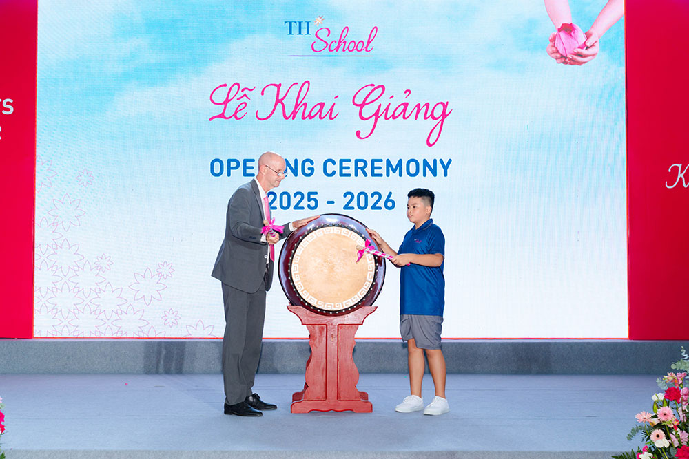 Thầy Tom Pado, Tổng Hiệu trưởng nhà trường cùng học sinh đánh trống khai giảng năm học mới. Thầy Tom Pado, Tổng Hiệu trưởng nhà trường cùng học sinh đánh trống khai giảng năm học mới.