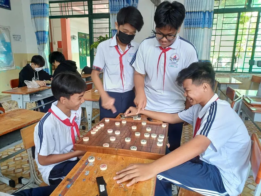 Giờ ra chơi của học sinh Trường THCS Trường Thạnh, TP. Hồ Chí Minh.