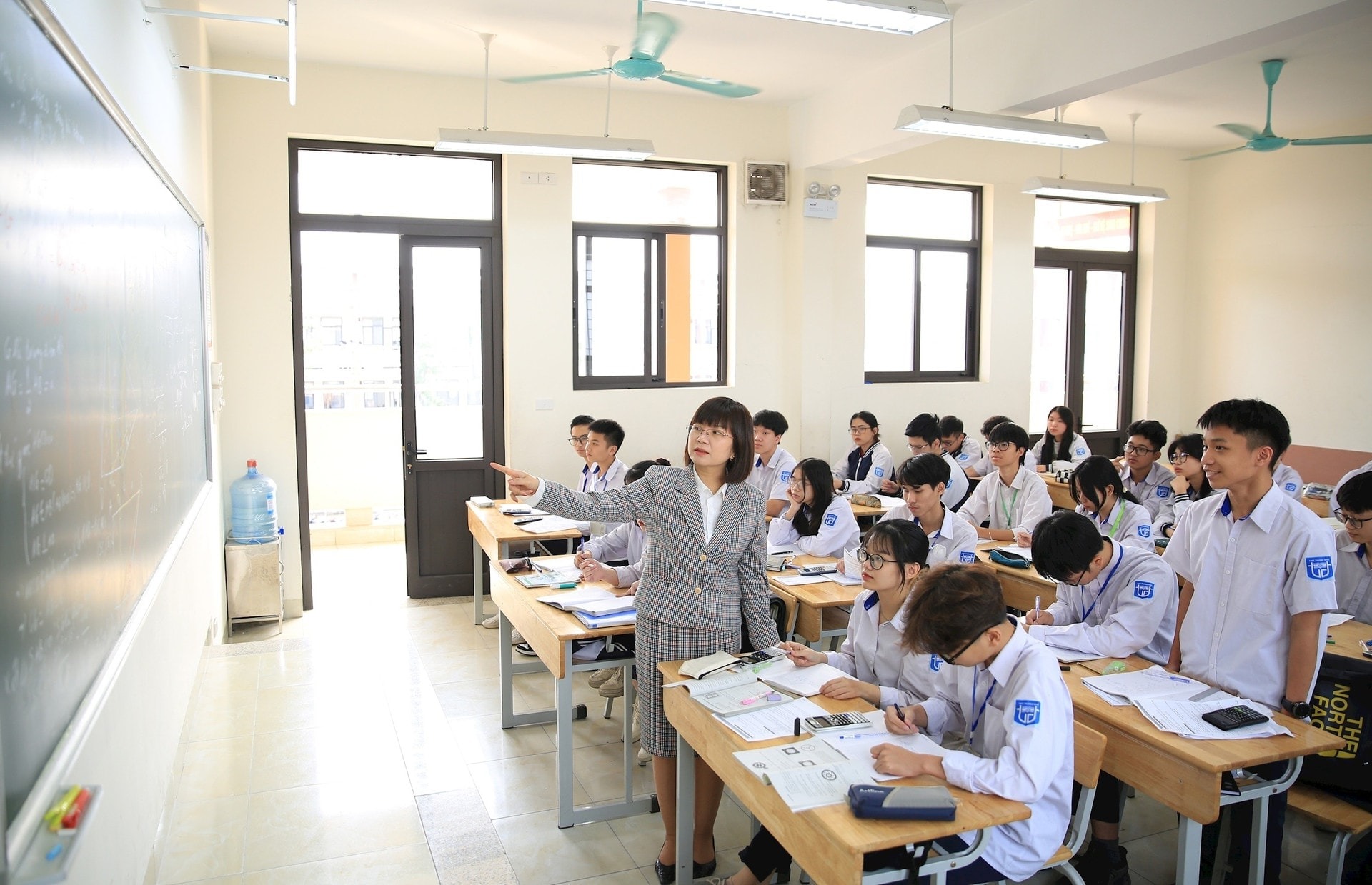 Theo Thông tư 29, việc ôn thi tốt nghiệp được miễn phí, kinh phí lấy từ ngân sách.
