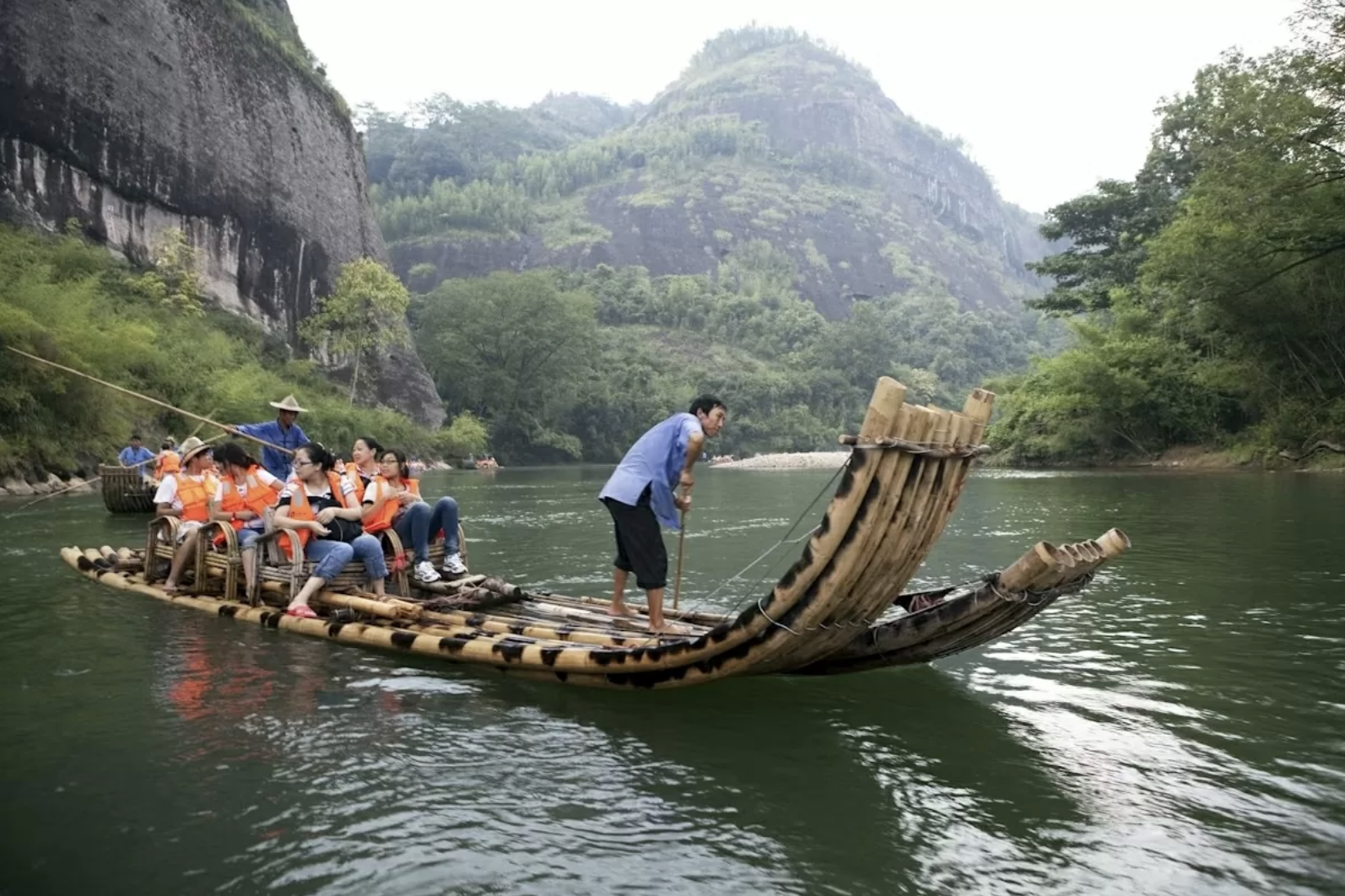 Trải nghiệm chèo bè tre trên dòng Cửu Khúc ở Vườn quốc gia Vũ Di Sơn, Phúc Kiến. Trải nghiệm chèo bè tre trên dòng Cửu Khúc ở Vườn quốc gia Vũ Di Sơn, Phúc Kiến.