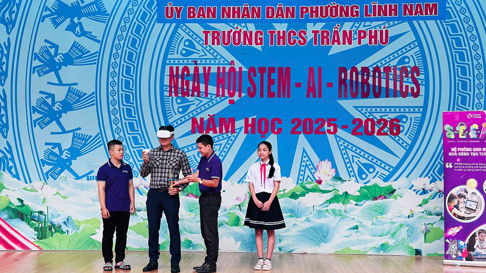 Đại diện phụ huynh nhà trường lên sân khấu tham gia trải nghiệm.