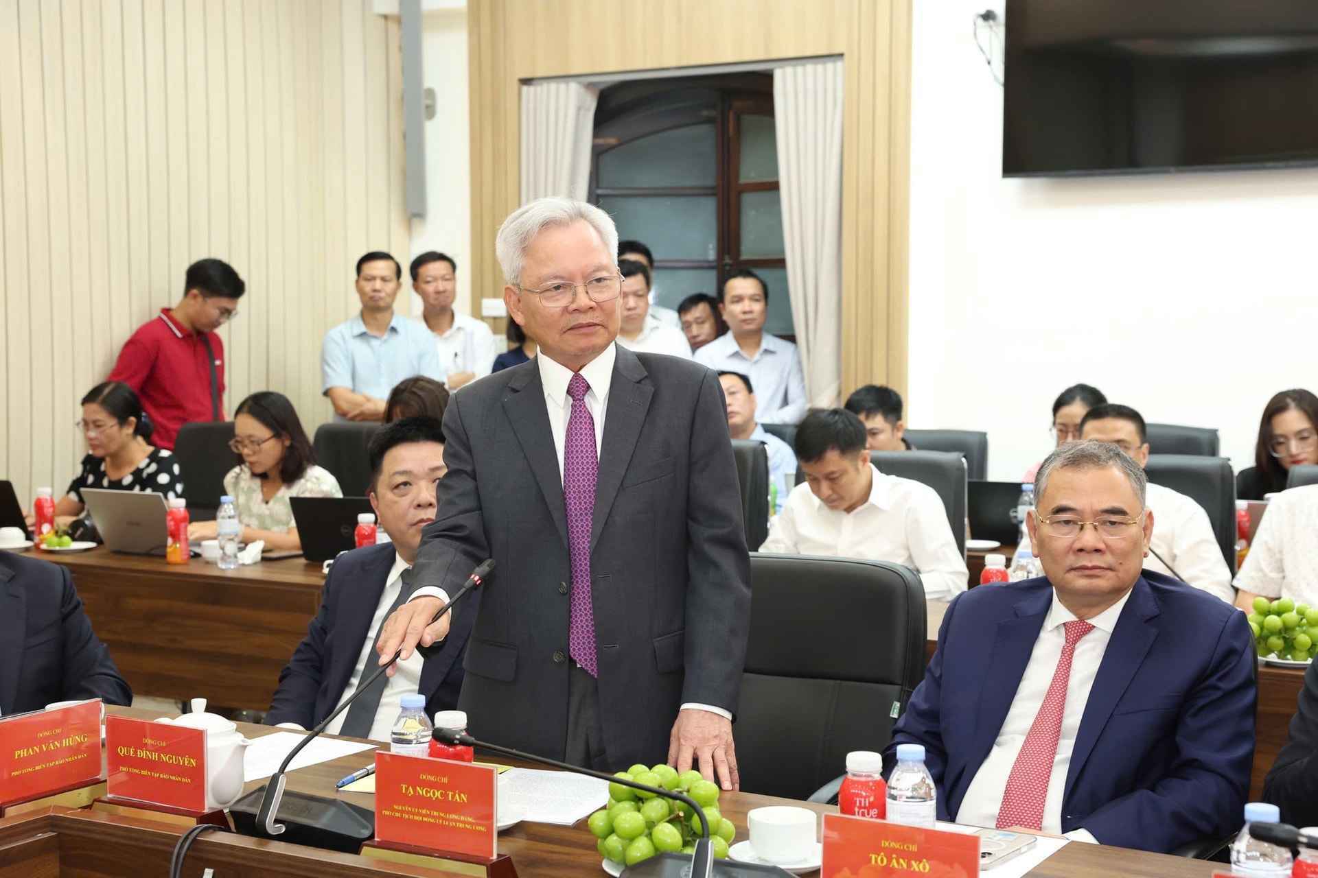 Giáo sư-Tiến sỹ Tạ Ngọc Tấn, nguyên Ủy viên Trung ương Đảng, Phó Chủ tịch thường trực Hội đồng lý luận Trung ương phát biểu. Giáo sư-Tiến sỹ Tạ Ngọc Tấn, nguyên Ủy viên Trung ương Đảng, Phó Chủ tịch thường trực Hội đồng lý luận Trung ương phát biểu.