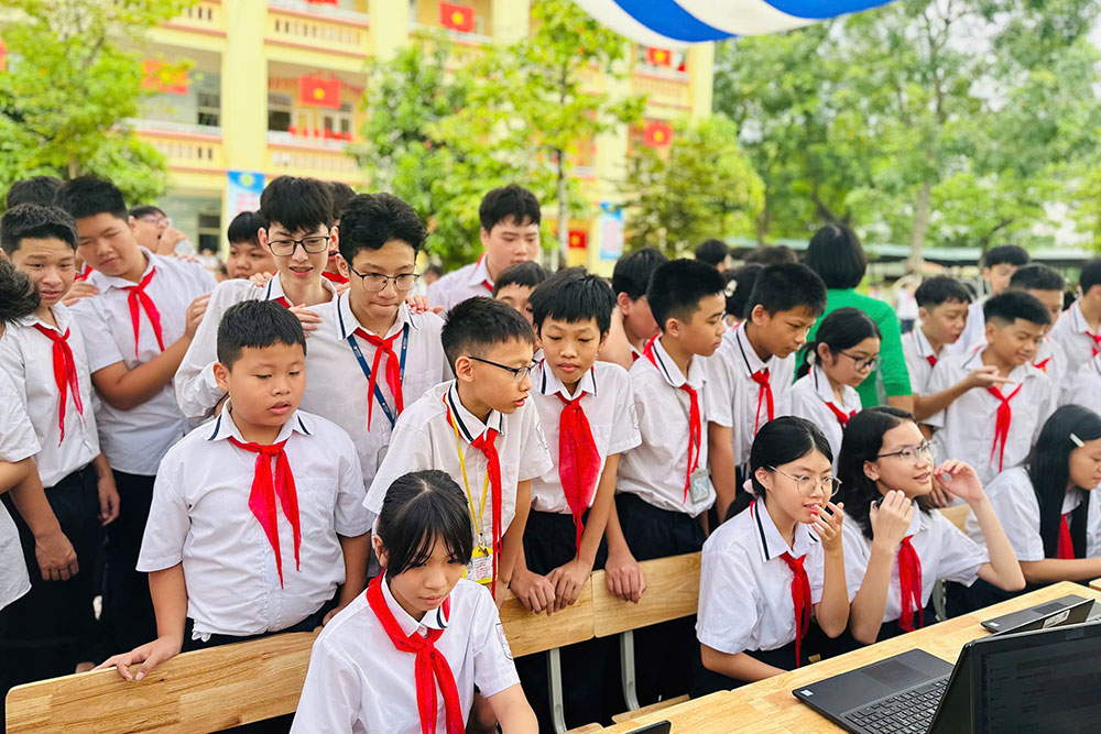 Không khí sự kiện tràn đầy năng lượng với những ánh mắt hào hứng, tiếng cười say mê.