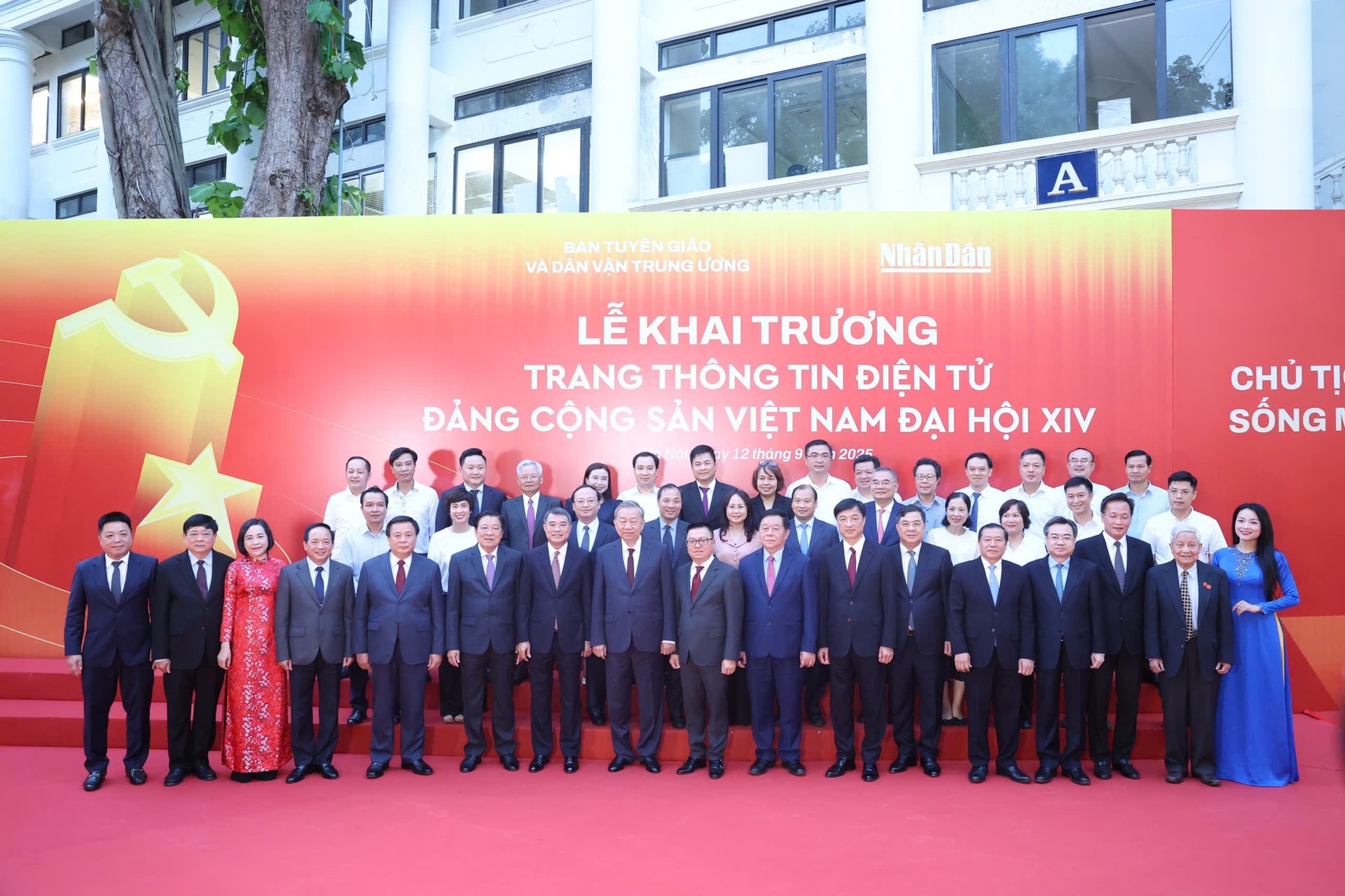 Tổng Bí thư Tô Lâm cùng lãnh đạo Báo Nhân Dân và các đại biểu tham dự buổi lễ. Tổng Bí thư Tô Lâm cùng lãnh đạo Báo Nhân Dân và các đại biểu tham dự buổi lễ.
