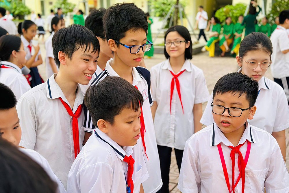 Bạn Nguyễn Lê Thái Hoàng Minh (đeo kính xanh) chia sẻ bí quyết lập trình với các “tân binh” yêu công nghệ.