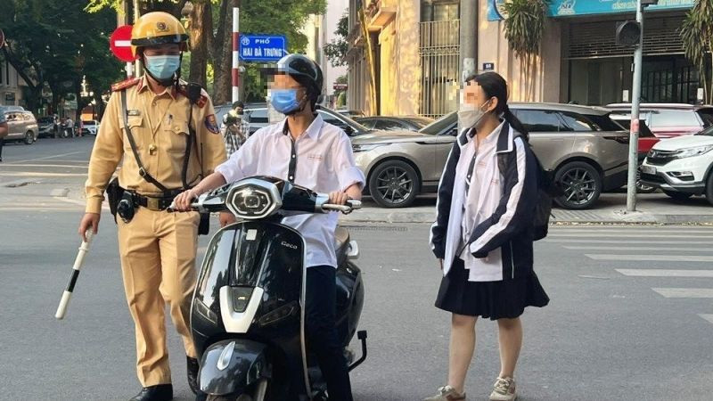CSGT Hà Nội xử lý học sinh vi phạm giao thông.