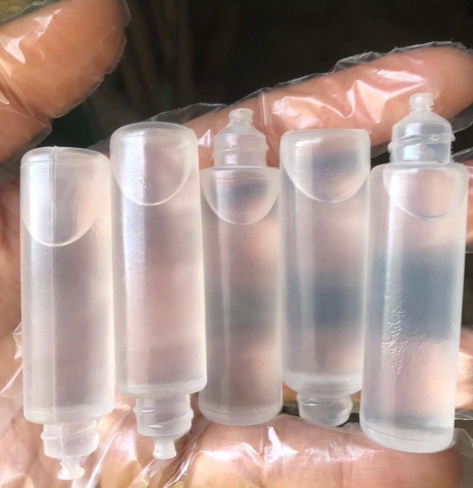 Thuốc diệt chuột dạng ống không nhãn mác rất dễ khiến trẻ em nhầm lẫn.