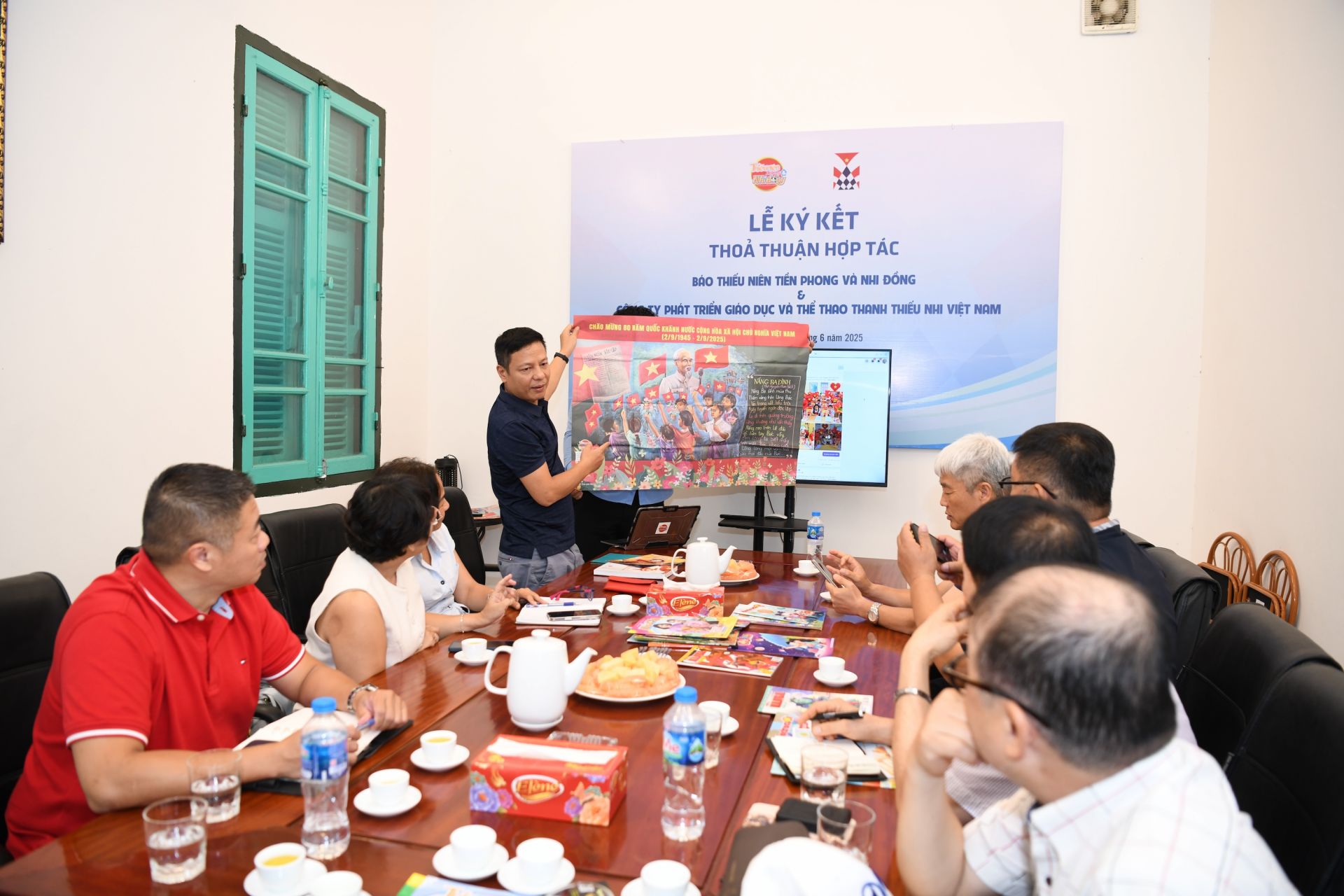 Nhà báo Phạm Định Thi giới thiệu về Báo TNTP&NĐ.