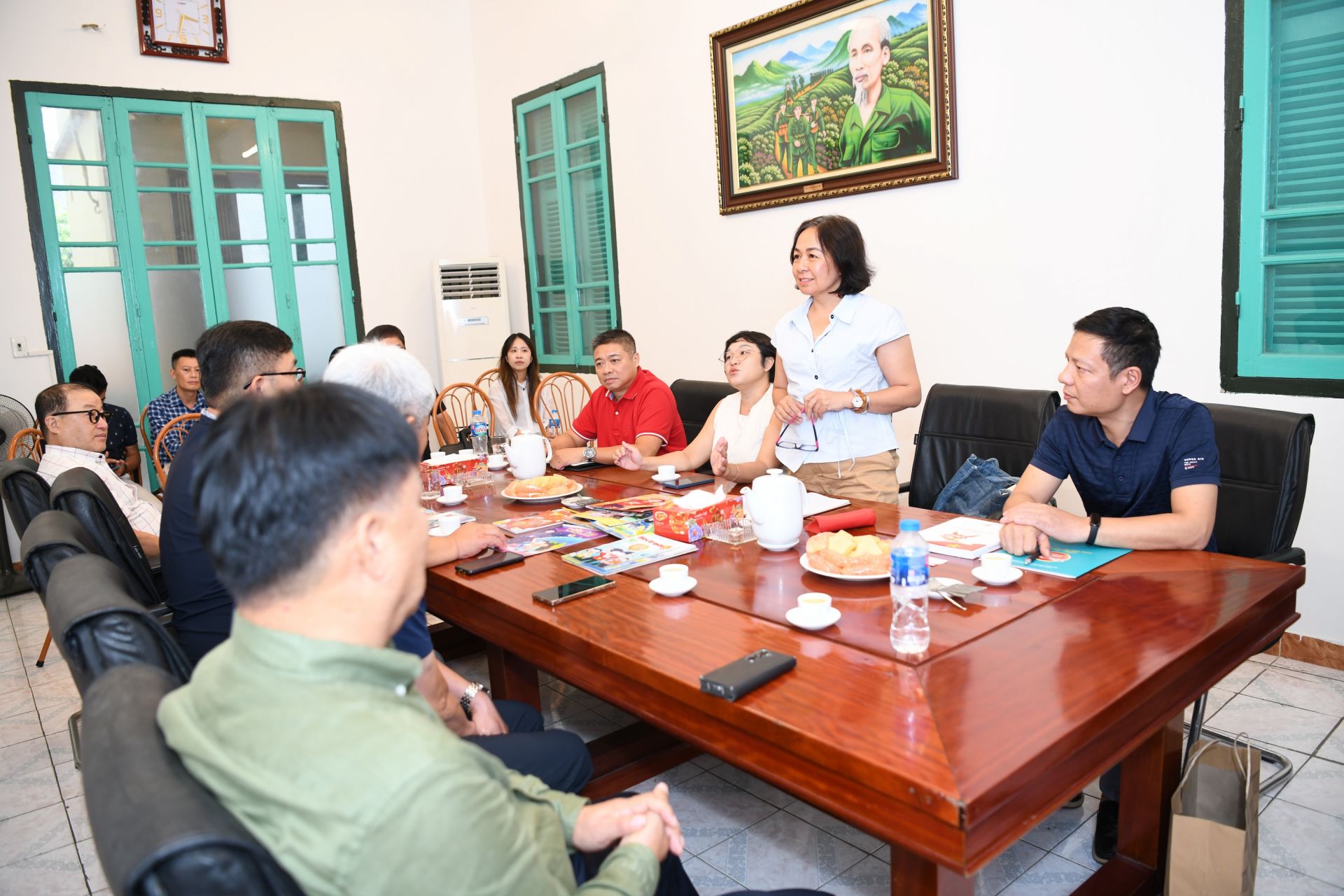 Nhà báo Đỗ Thị Thanh Bình phát biểu tại cuộc gặp.