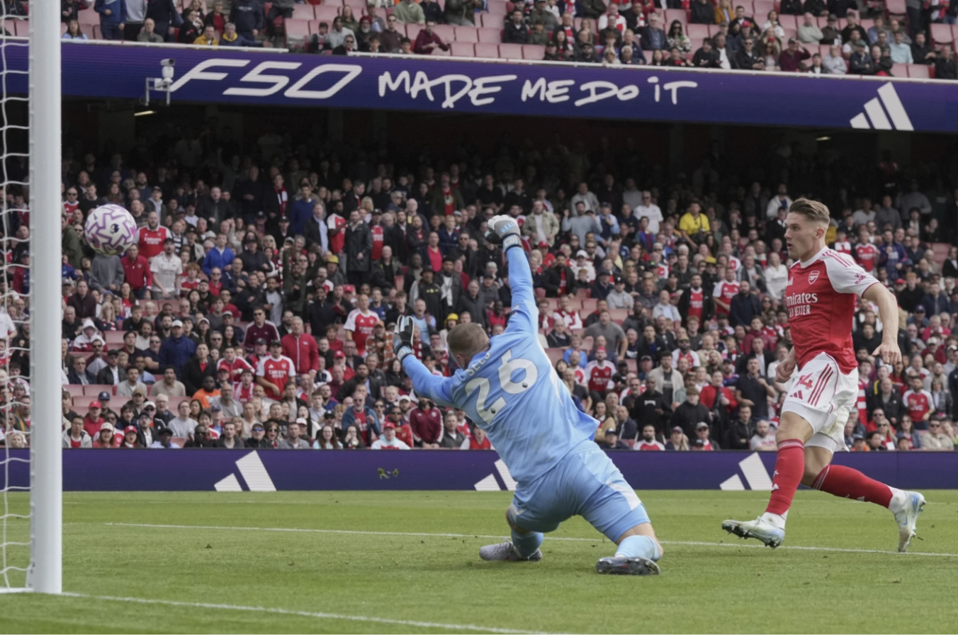 Viktor Gyokeres đệm cận thành nâng tỷ số lên 2-0 cho Arsenal.