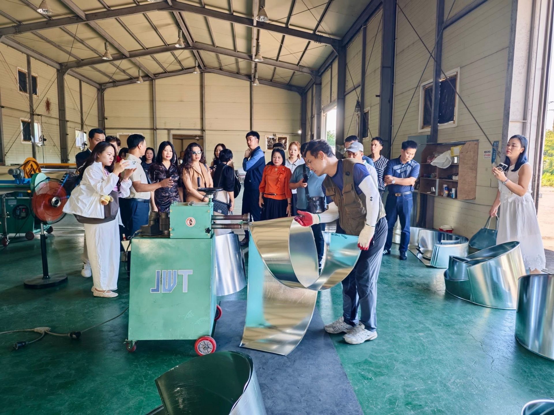 Đoàn công tác của Trung tâm Bản quyền số cùng các đơn vị truyền thông đang tìm hiểu mô hình gia công tôn tại một nhà máy cung ứng nguyên vật liệu cho ngành đóng tàu.