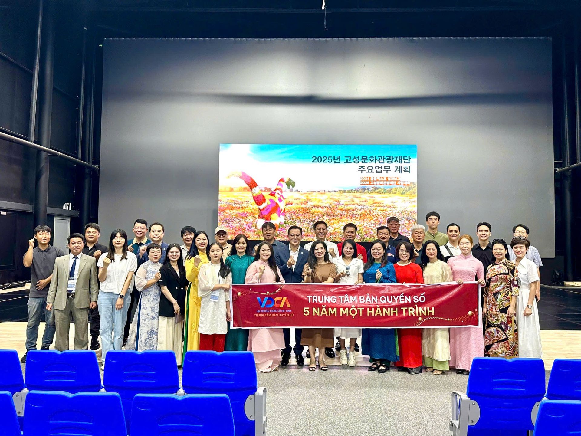 Đoàn công tác chụp hình lưu niệm cùng Ngài Lee Sang Geun – Quận trưởng Quận Goseong, Tỉnh Gyeongsangnam-do.