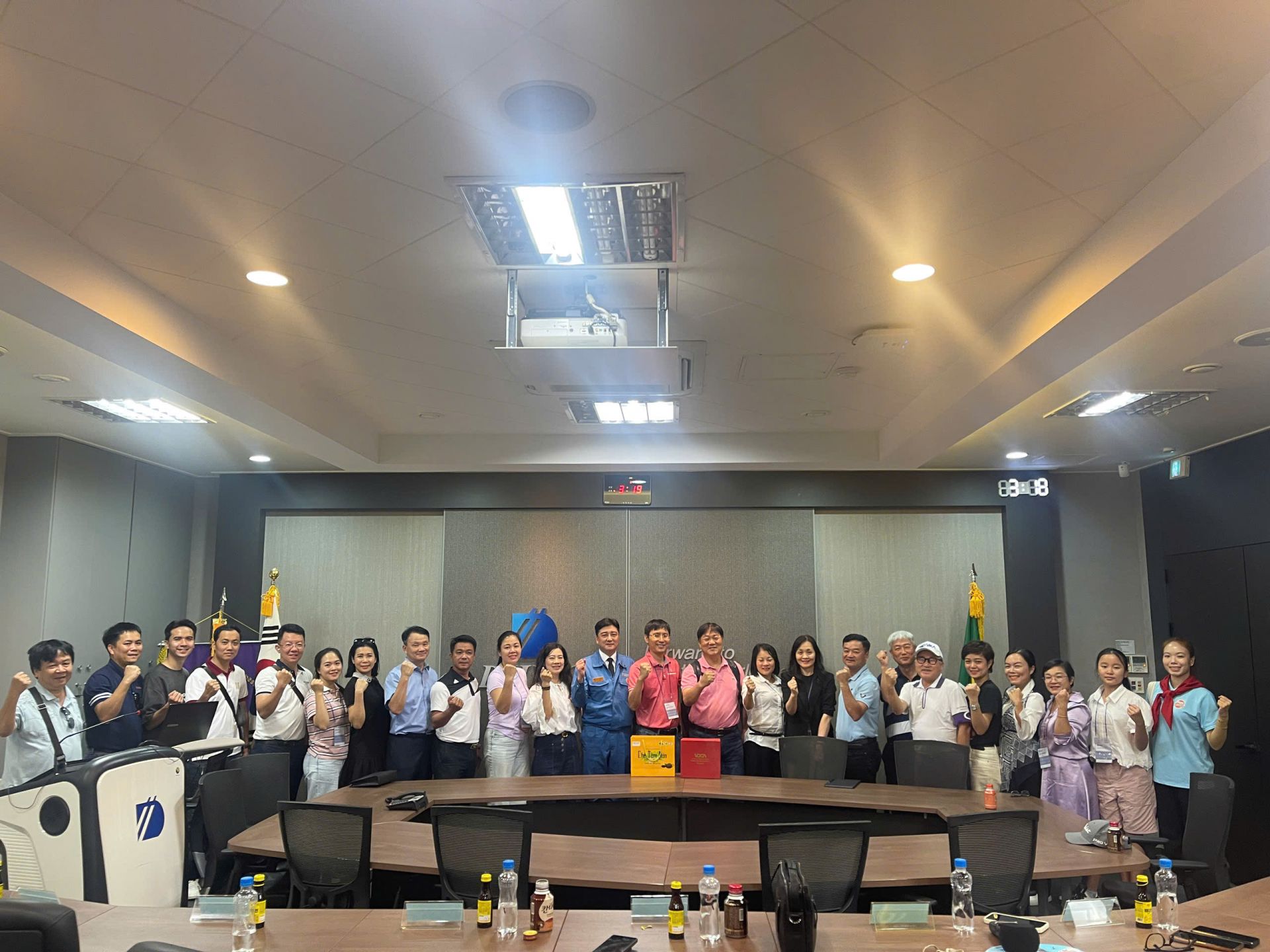 Đoàn công tác chụp hình lưu niệm tại Công ty DHMI.