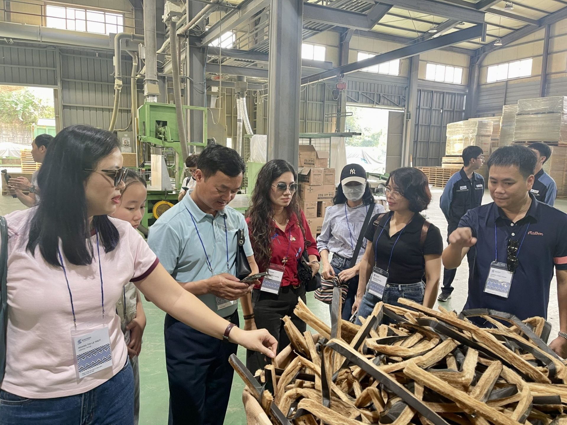 Đoàn công tác tham quan nhà máy làm vật liệu cách nhiệt tàu thủy của Công ty BMI.