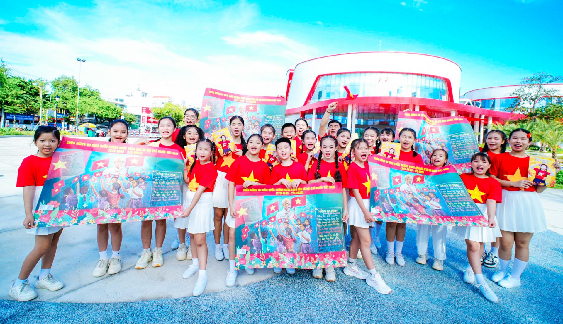 Nhà thiếu nhi Khánh Hòa hoạt động hiệu quả, sôi nổi với nhiều chương trình bổ ích dành cho thanh thiếu nhi. Nhà thiếu nhi Khánh Hòa hoạt động hiệu quả, sôi nổi với nhiều chương trình bổ ích dành cho thanh thiếu nhi.