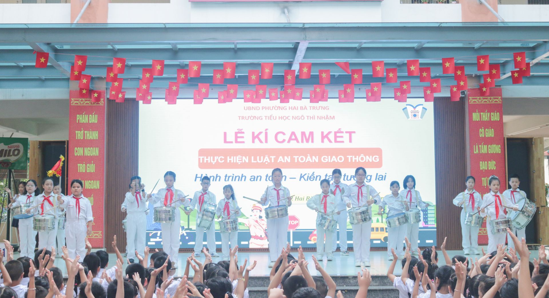 Buổi sáng thứ 2 với các hoạt động thiết thực của nhà trường.