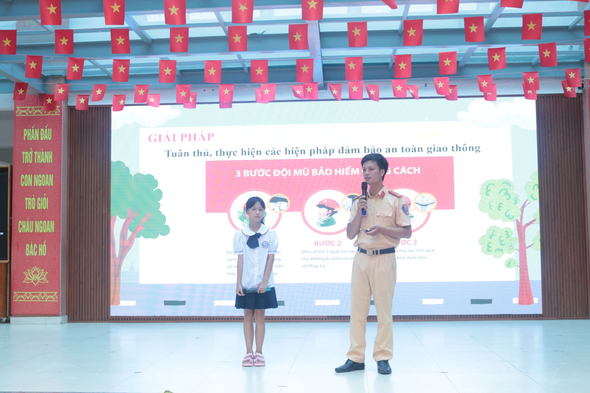 Chú cảnh sát giao thông giải đáp các câu hỏi tại chương trình.