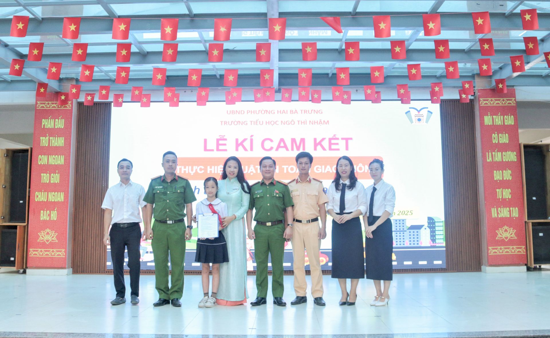Đại diện nhà trường, phụ huynh, học sinh ký cam kết thực hiện ATGT.