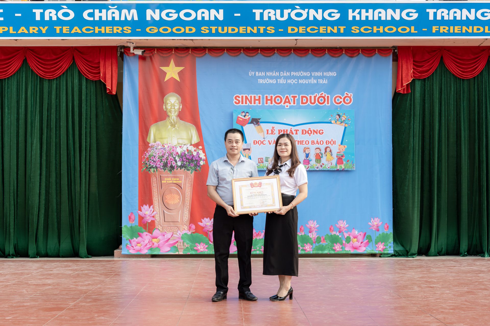 Nhà báo Phan Cường - Đại diện Báo Thiếu niên Tiền phong và Nhi đồng khu vực Bắc Trung Bộ trao Bằng khen cho cô giaos Nguyễn Thị Tình