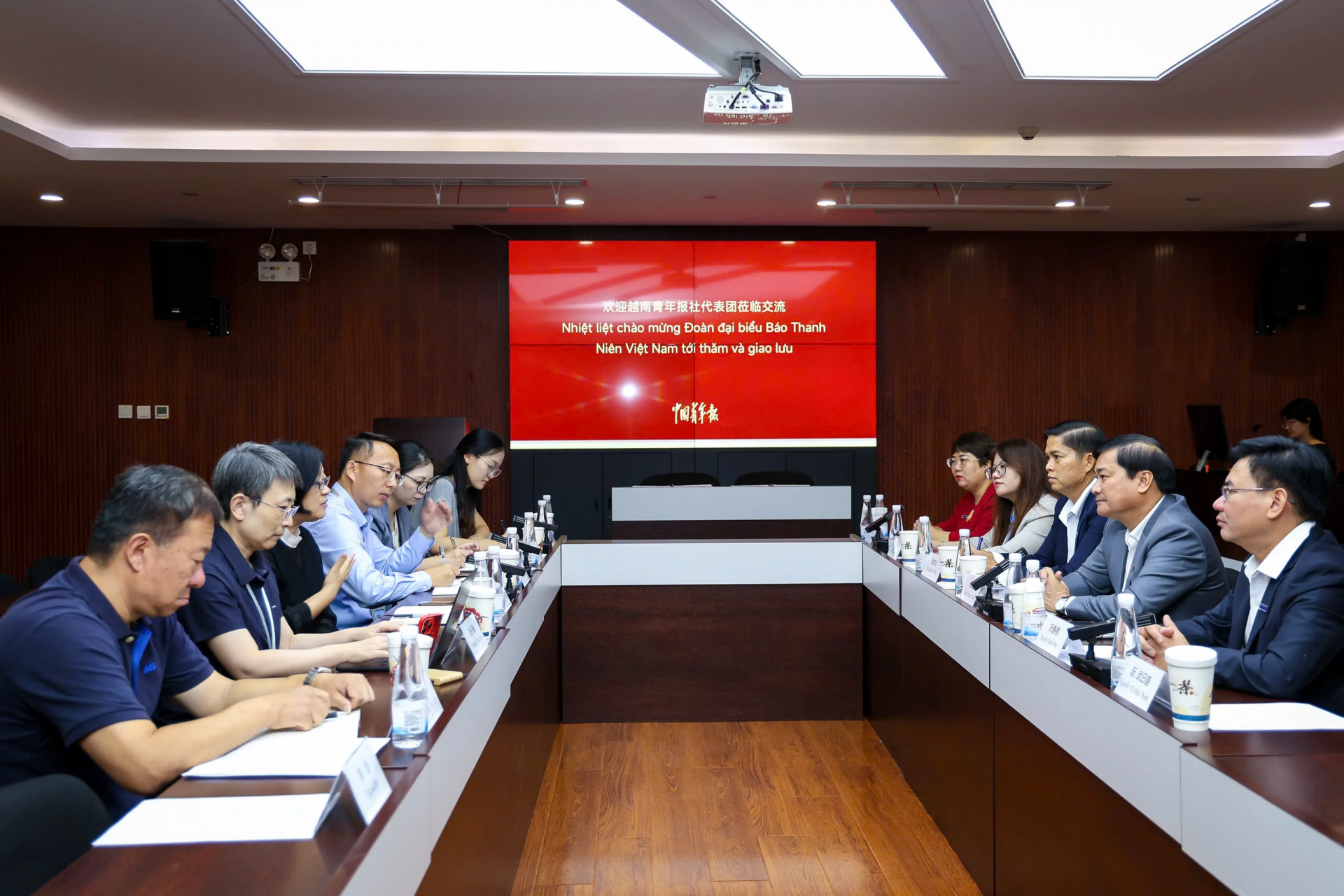 Đoàn đại biểu Báo Thanh Niên thăm và làm việc tại trụ sở Báo Thanh Niên Trung Quốc.