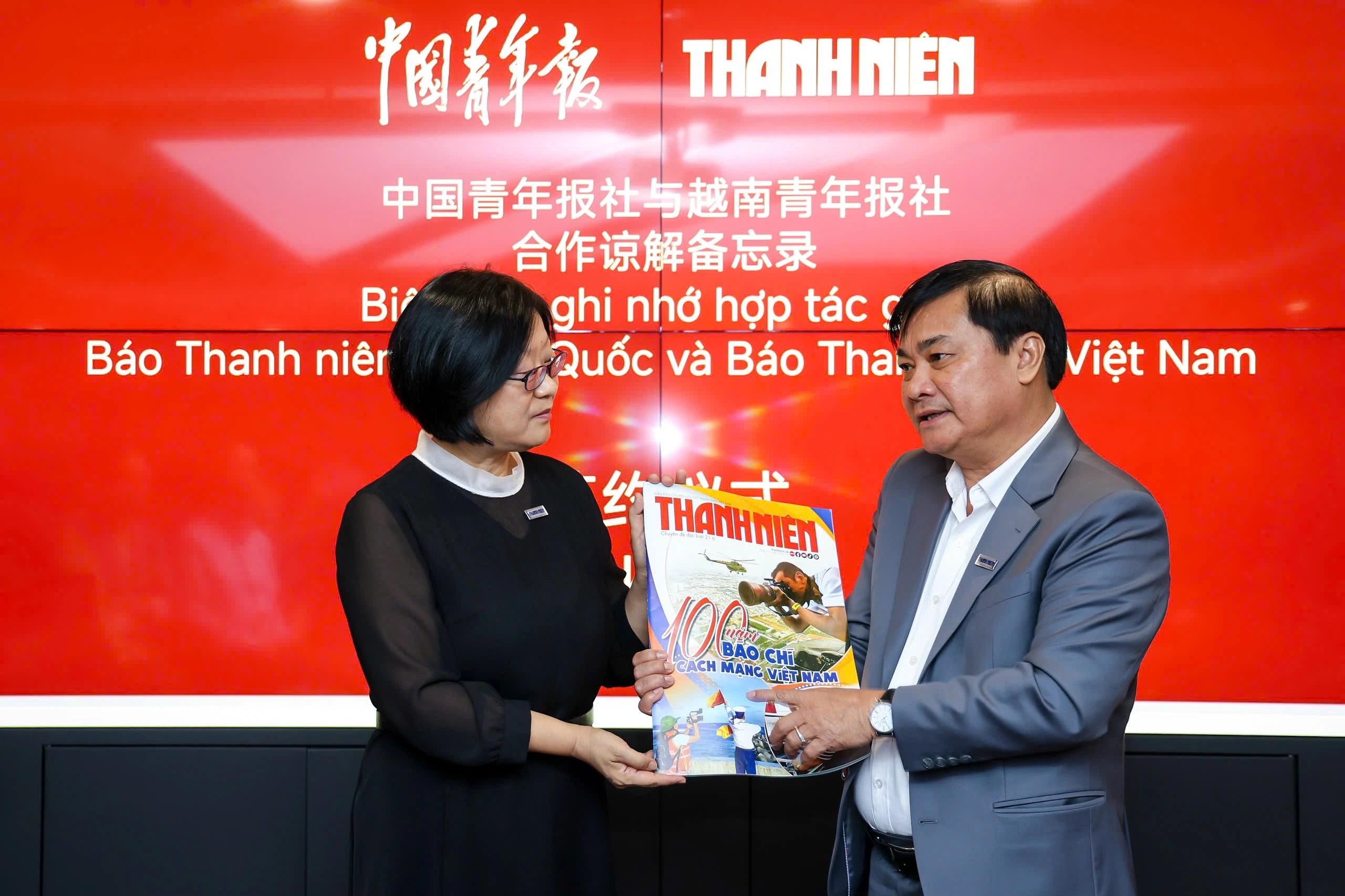 Tổng Biên tập Nguyễn Ngọc Toàn và Tổng Biên tập Đổng Thời ký kết biên bản hợp tác giữa hai báo.