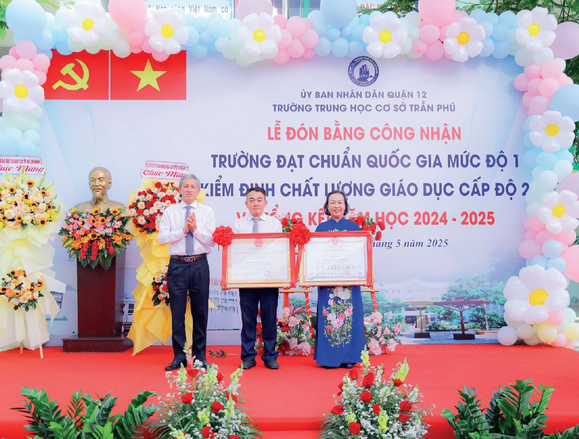 Nhà giáo Lê Thị Hiếu - Bí thư Chi bộ, Hiệu trưởng nhà trường (áo xanh),
đại diện nhà trường nhận Bằng Công nhận chuẩn quốc gia mức độ 1
và kiểm định chất lượng giáo dục cấp độ 2. Nhà giáo Lê Thị Hiếu - Bí thư Chi bộ, Hiệu trưởng nhà trường (áo xanh),
đại diện nhà trường nhận Bằng Công nhận chuẩn quốc gia mức độ 1
và kiểm định chất lượng giáo dục cấp độ 2.