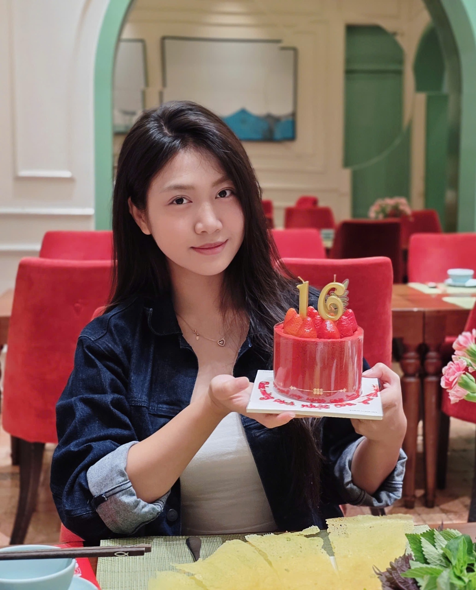 Con gái Mạnh Trường ở tuổi 16.