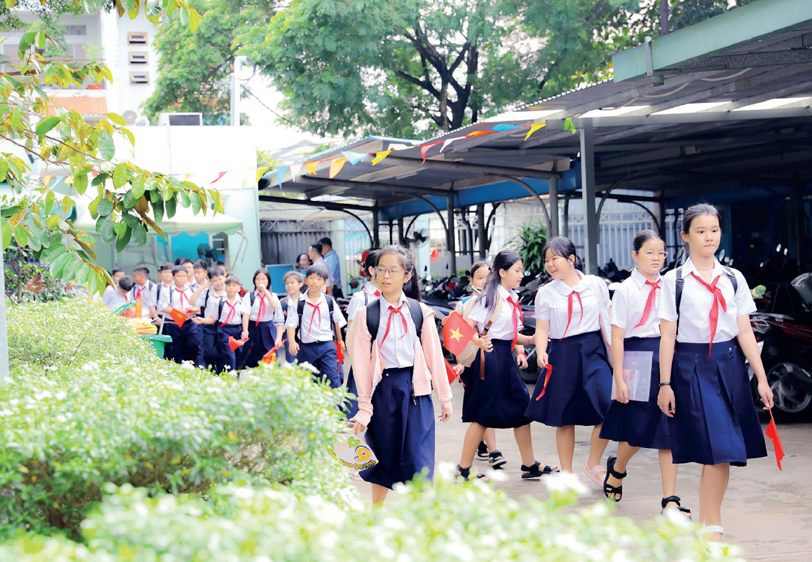 Không gian sân trường xanh mát. Không gian sân trường xanh mát.