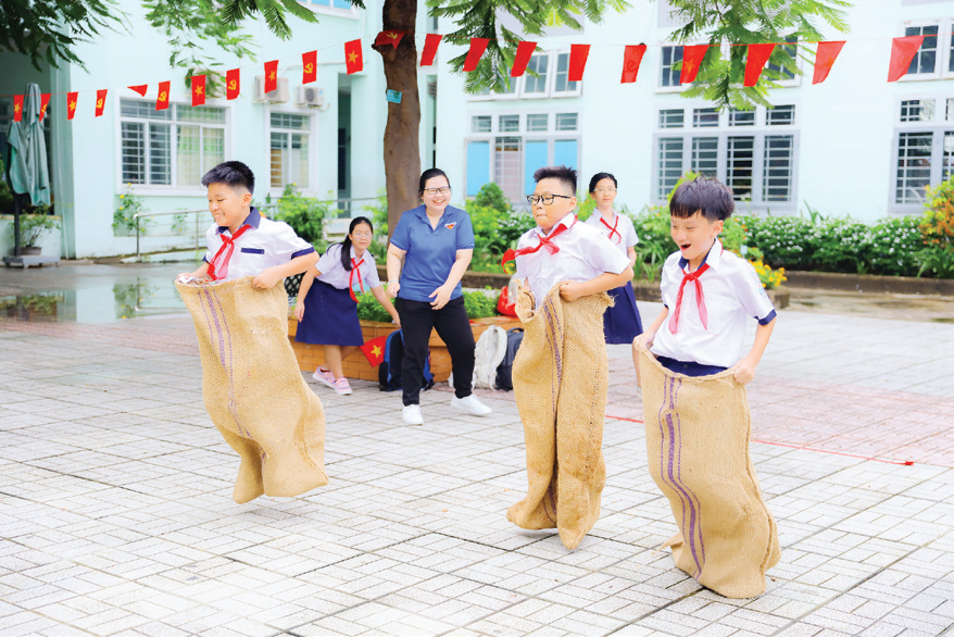 Nhà trường thường xuyên tổ chức
các hoạt động thể chất dành cho học trò. Nhà trường thường xuyên tổ chức
các hoạt động thể chất dành cho học trò.