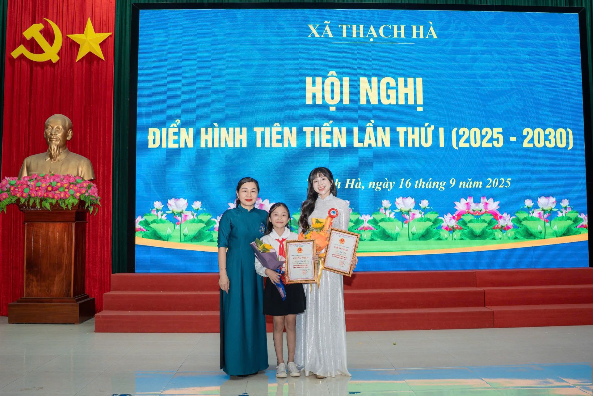 cô giáo Võ Thúy Hiền – giáo viên TPTĐ và em Nguyễn Trần Hà Vy – Liên đội trưởng lớp 5A4
