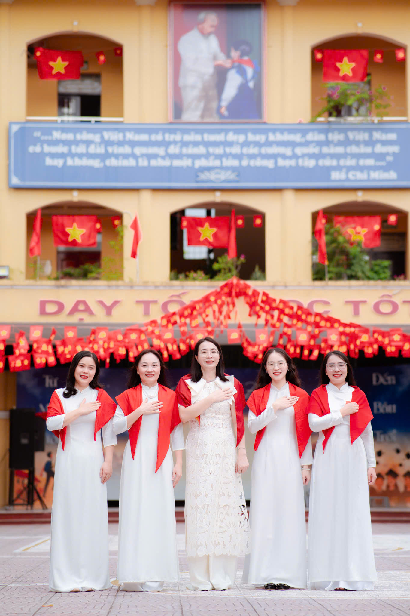 Thầy cô trường THCS Đông Ngạc vừa yêu Tổ quốc
và cũng yêu trường, mến trò.