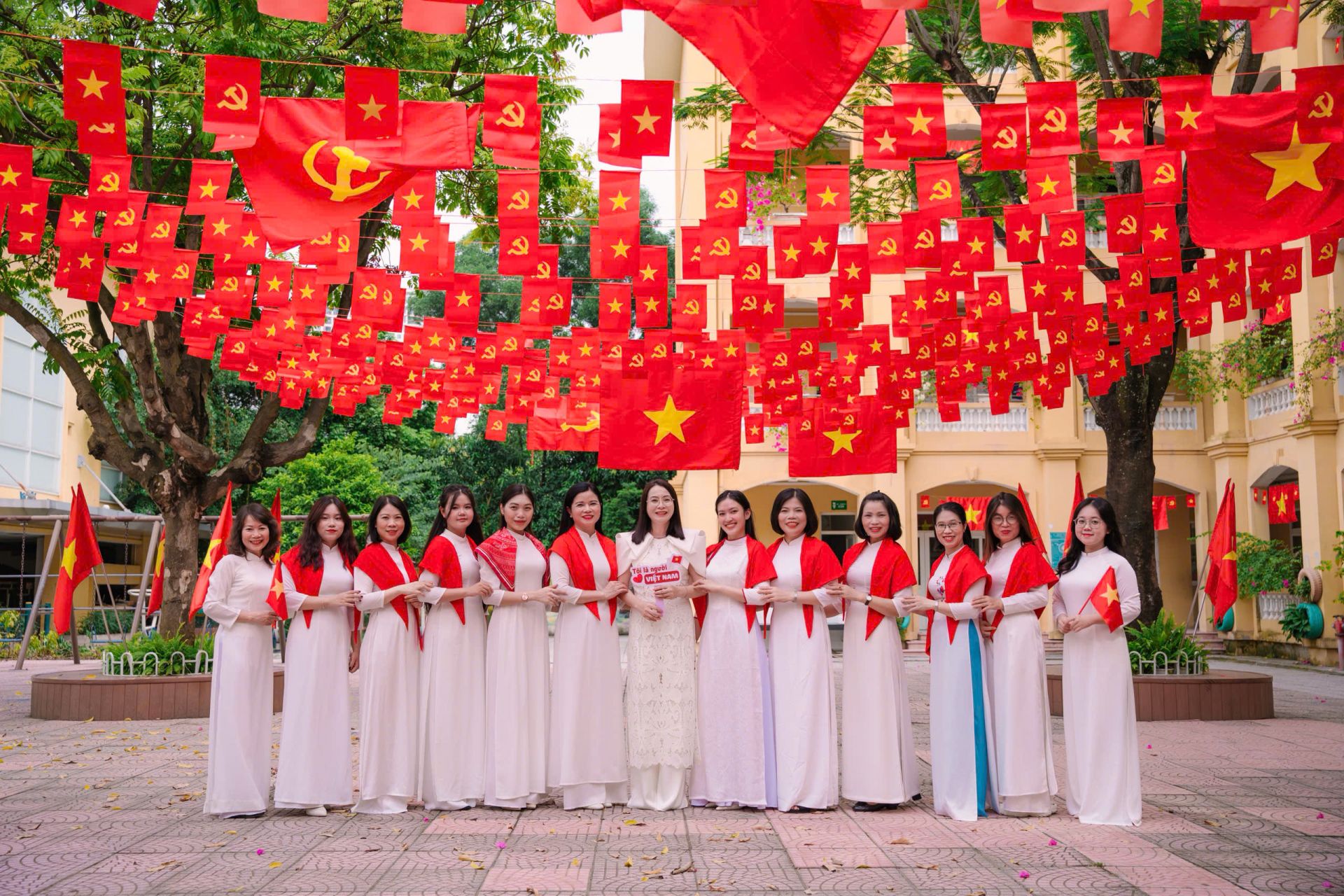 Không gian sân trường rực rỡ cờ đỏ sao vàng chào mừng
Quốc khánh và 80 năm ngành Giáo dục.