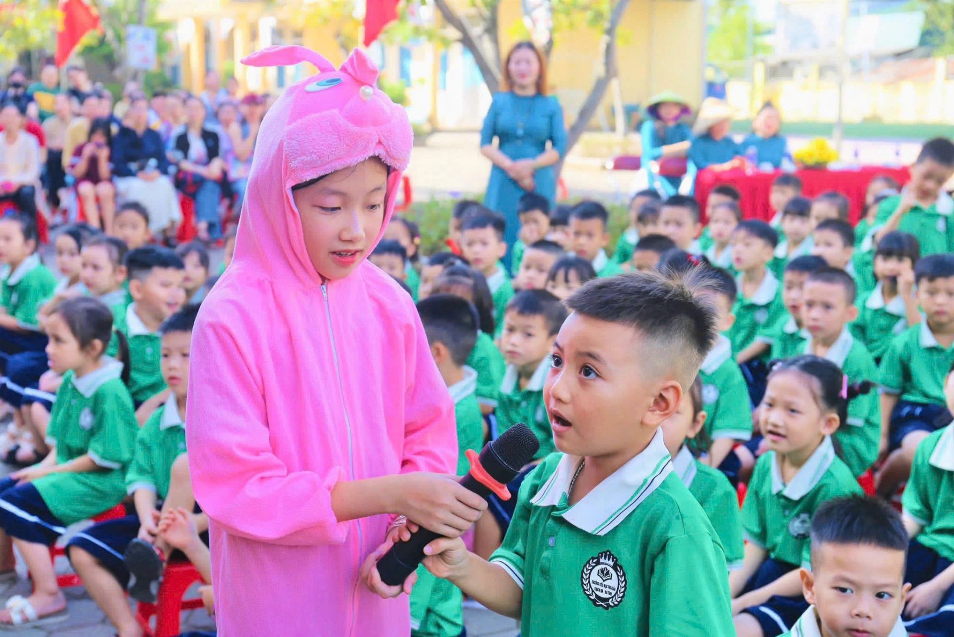 Nguyễn Trần Hà Vy – Liên đội trưởng lớp 5A4. Hai cô trò, một người tận tụy gieo mầm, một người nỗ lực tỏa sáng, đã trở thành niềm cảm hứng lan tỏa đến biết bao thầy cô và bạn bè.

