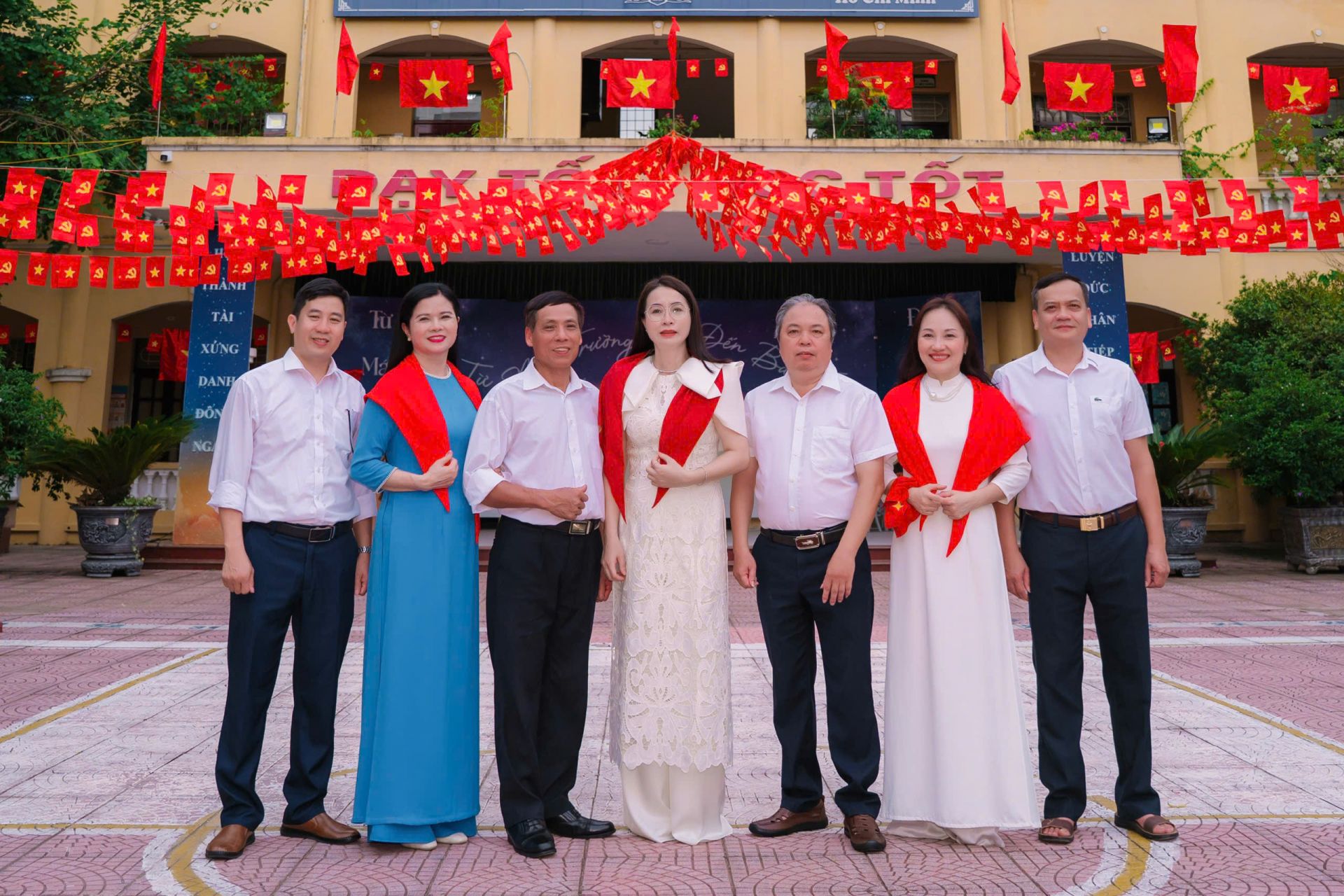 Thầy cô trường THCS Đông Ngạc sẵn sàng đón học sinh
đến trường trong năm học mới.
