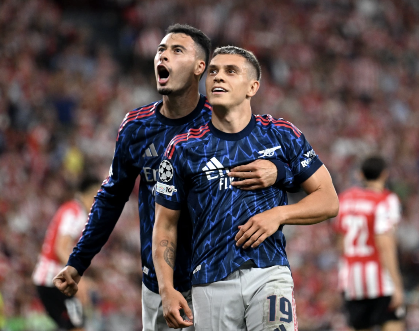 Leandro Trossard (phải) và Gabriel Martinelli ăn mừng sau khi ghi bàn ấn định chiến thắng.