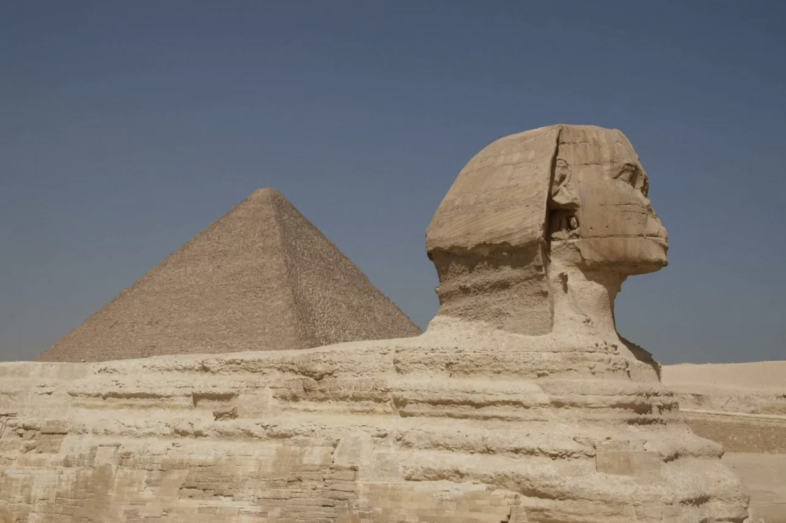 ượng Đại Nhân sư trước Đại kim tự tháp Khufu trên cao nguyên Giza, biểu tượng bất diệt của Ai Cập cổ đại. 