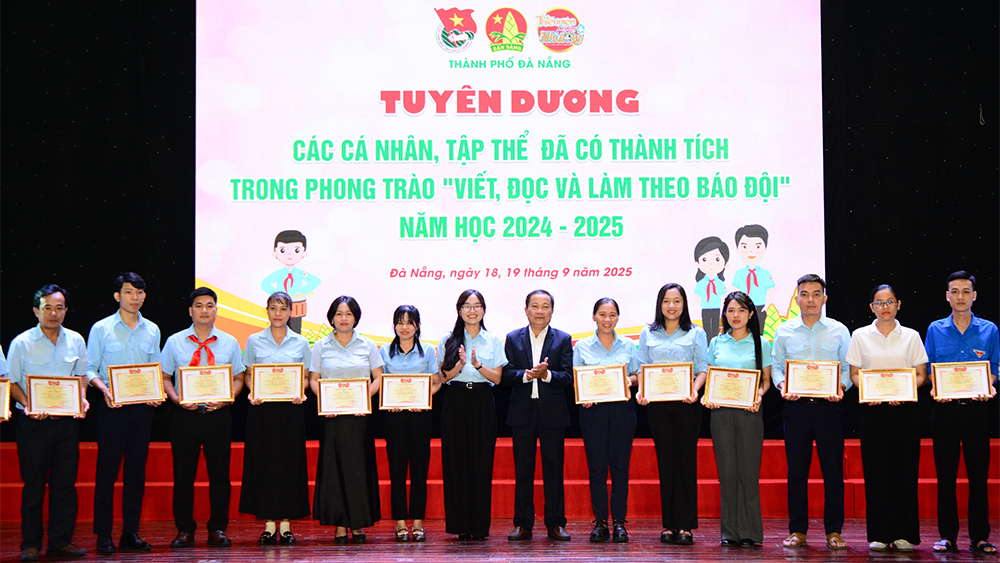 Chị Lê Ngọc Nhiên Hà – Phó Chủ tịch Thường trực Hội đồng Đội thành phố và anh Trần Văn Chương trao Giấy khen của Báo Thiếu niên Tiền phong và Nhi đồng cho tập thể, cá nhân xuất sắc trong phong trào “Đọc và làm theo báo Đội”. Chị Lê Ngọc Nhiên Hà – Phó Chủ tịch Thường trực Hội đồng Đội thành phố và anh Trần Văn Chương trao Giấy khen của Báo Thiếu niên Tiền phong và Nhi đồng cho tập thể, cá nhân xuất sắc trong phong trào “Đọc và làm theo báo Đội”.