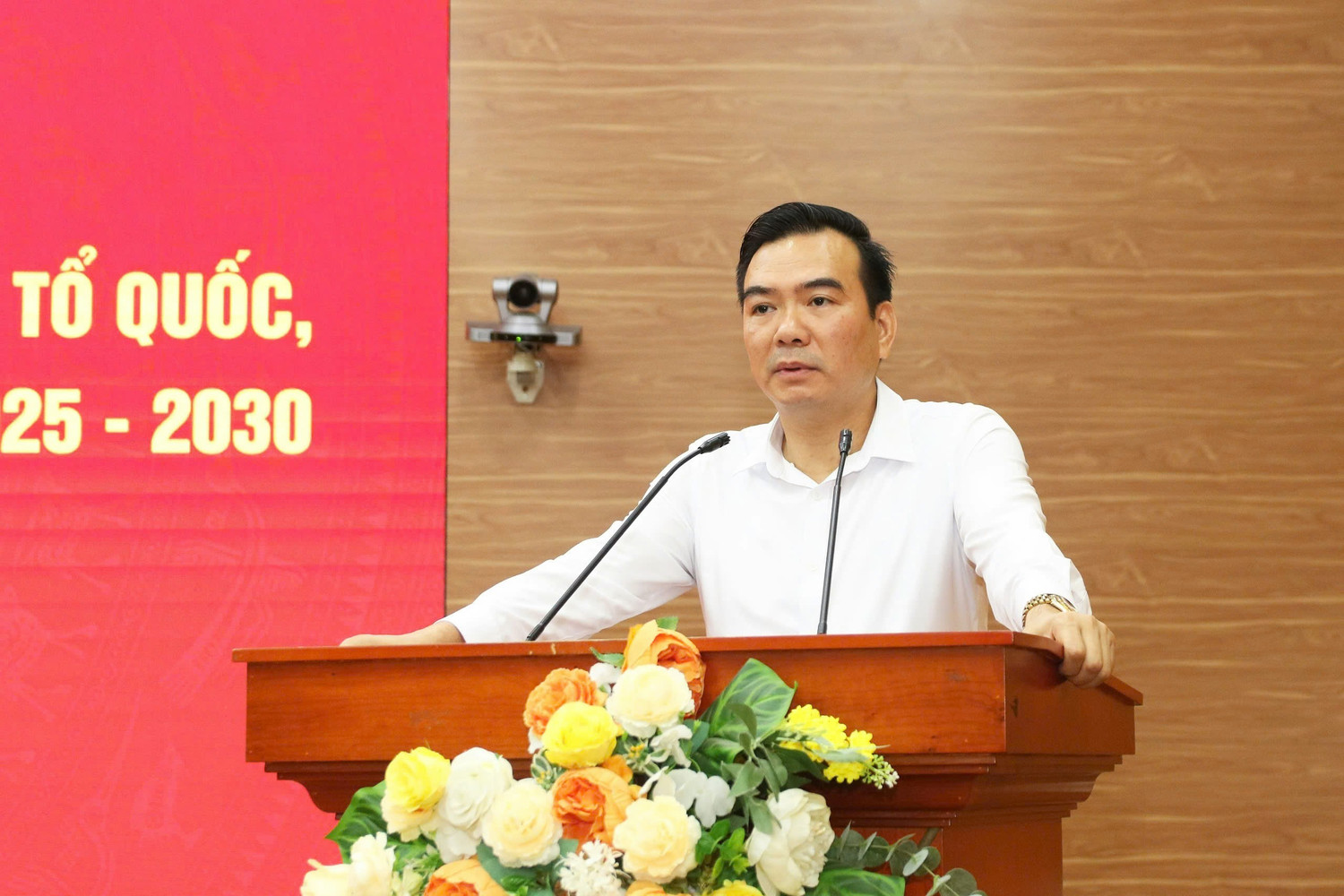 Đồng chí Nguyễn Minh Chung, Trưởng ban Tuyên giáo và Dân vận Đảng ủy MTTQ, các đoàn thể Trung ương trao đổi thông tin về Đại hội.