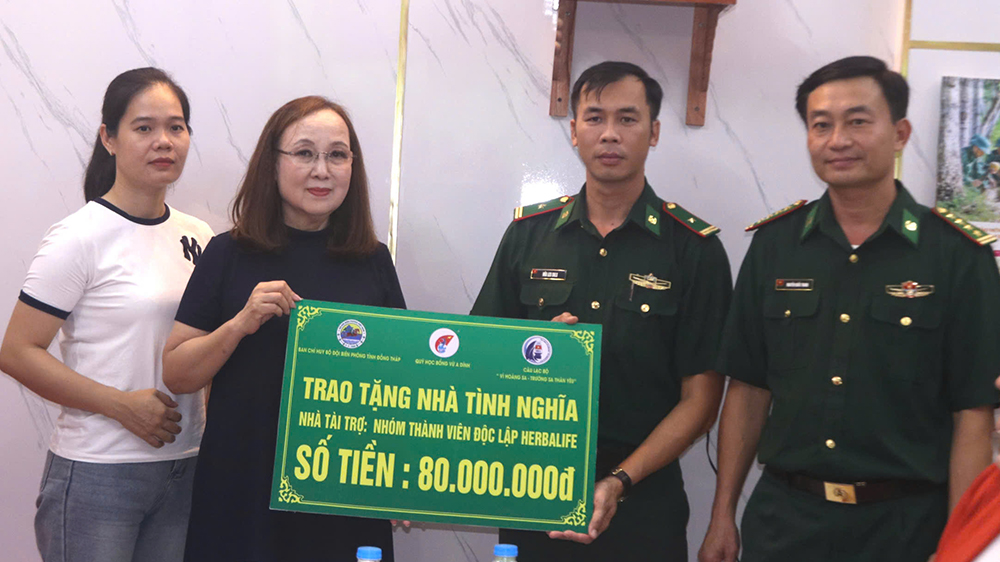 Đại tá Nguyễn Quốc Thanh và bà Nguyễn Việt Triều trao quyết định bàn giao Nhà tình nghĩa cho Thiếu tá Hứa Les Sols. Đại tá Nguyễn Quốc Thanh và bà Nguyễn Việt Triều trao quyết định bàn giao Nhà tình nghĩa cho Thiếu tá Hứa Les Sols.