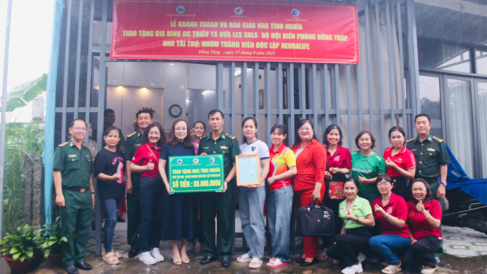 Gia đình Thiếu tá Hứa Les Sols vui mừng đón nhận ngôi nhà mới khang trang, nghĩa tình. Gia đình Thiếu tá Hứa Les Sols vui mừng đón nhận ngôi nhà mới khang trang, nghĩa tình.