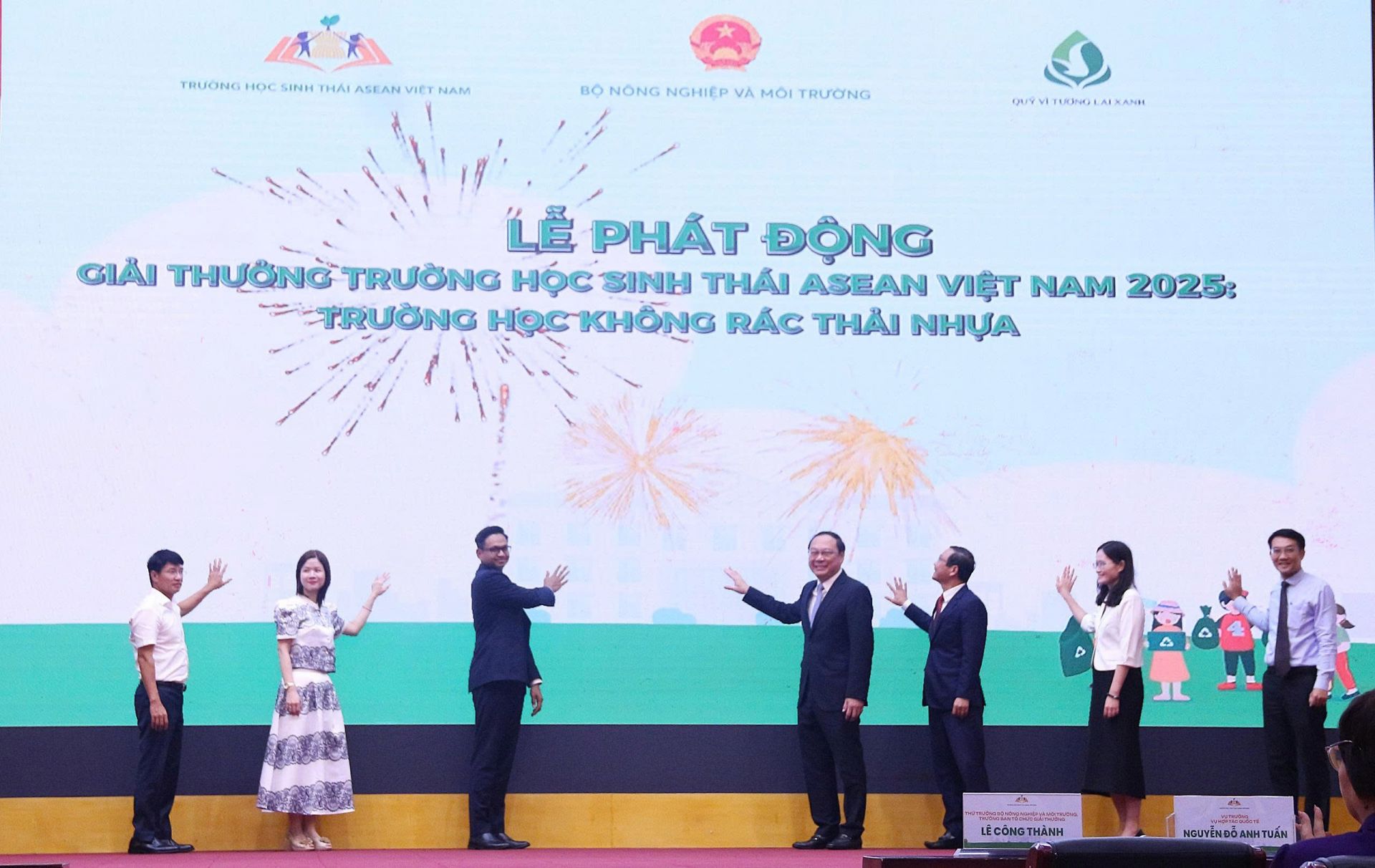 Các đại biểu thực hiện nghi thức phát động Giải thưởng 
