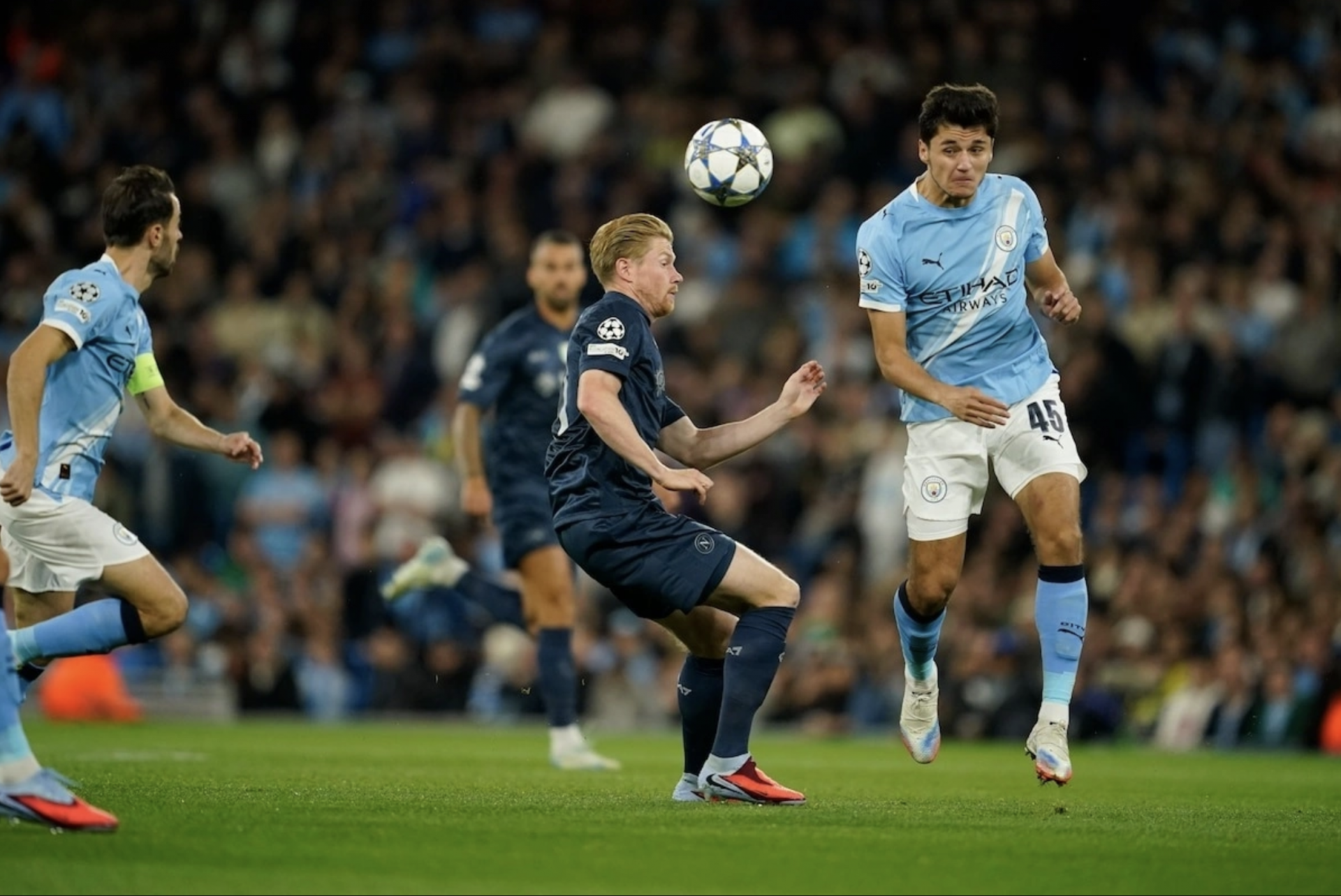 De Bruyne (giữa) trong một tình huống tranh chấp bóng. De Bruyne (giữa) trong một tình huống tranh chấp bóng.