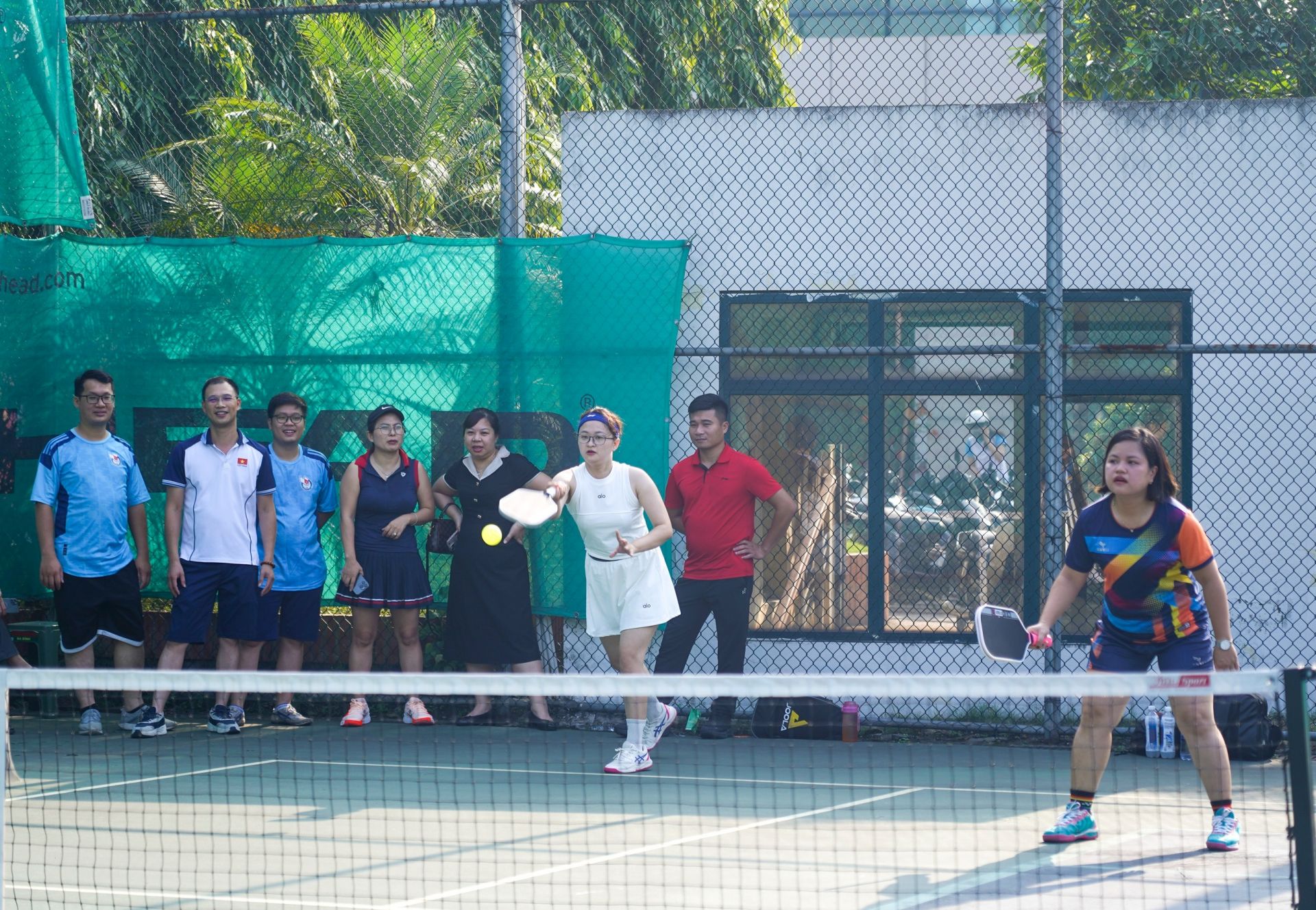 Pickleball - môn thể thao mới mẻ tạo không khí sôi nổi, thu hút nhiều vận động viên tham gia.