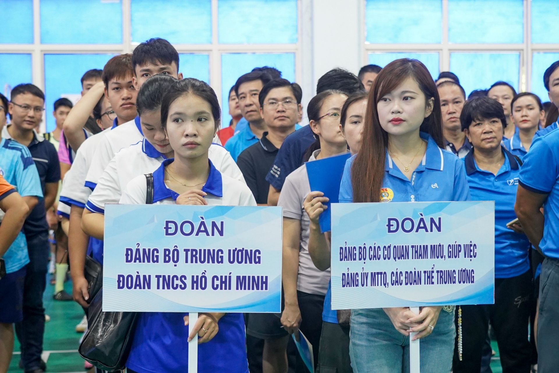 Tại Trung tâm Thể thao Ba Đình, hàng trăm vận động viên đến từ nhiều đơn vị thuộc Mặt trận Tổ quốc và các đoàn thể Trung ương hội tụ trong không khí phấn khởi, sẵn sàng tranh tài.