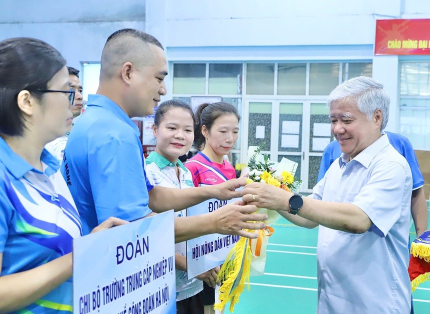 Ông Đỗ Văn Chiến, Ủy viên Bộ Chính trị, Bí thư Trung ương Đảng, Bí thư Đảng ủy Mặt trận Tổ quốc, các đoàn thể Trung ương, Chủ tịch Ủy ban Trung ương MTTQ Việt Nam, tặng hoa chúc mừng, trao cờ lưu niệm cho đại diện các đơn vị, vận động viên tham gia hội thao.