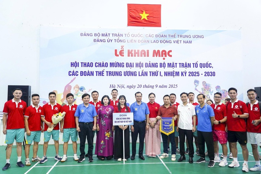 Lãnh đạo Đảng bộ Mặt trận Tổ quốc, các đoàn thể Trung ương tặng hoa chúc mừng, trao cờ lưu niệm cho các đơn vị, vận động viên tham gia Hội thao.